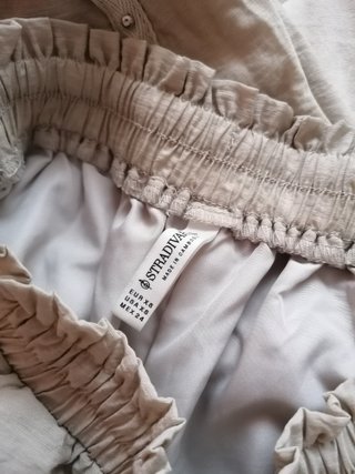 Pantalón ancho con detalles