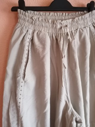 Pantalón ancho con detalles