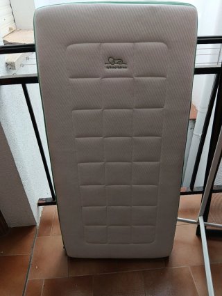 Cuna de viaje y colchón