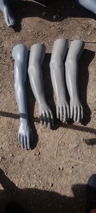 Brazos de maniquí grises