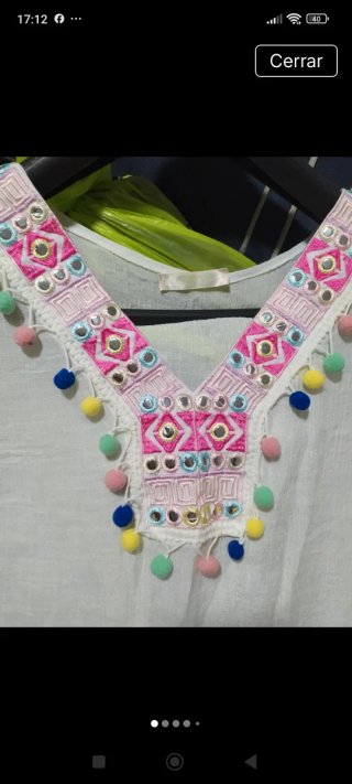 Vestido blanco con flecos y pompones