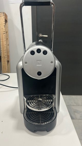 Nespresso Zenius ZN100 usada.