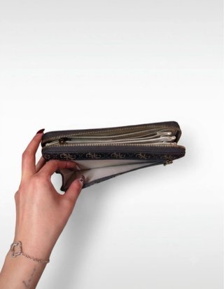 Cartera Guess Monogram Marrón y Beige