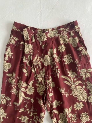 Pantalón granate floral con cinturón Mango XS-S