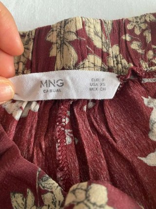 Pantalón granate floral con cinturón Mango XS-S