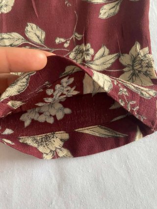 Pantalón granate floral con cinturón Mango XS-S