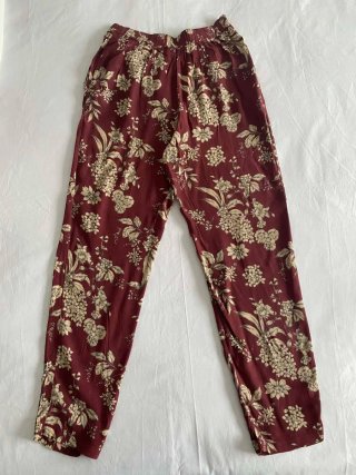 Pantalón granate floral con cinturón Mango XS-S