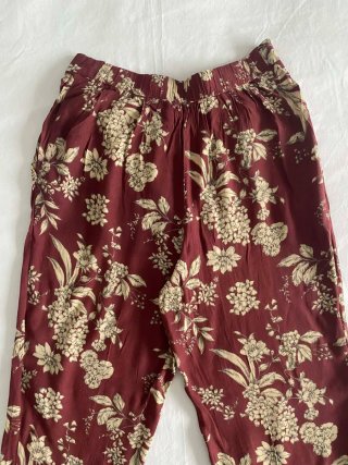 Pantalón granate floral con cinturón Mango XS-S