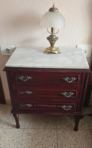 Armario clásico de madera oscura,cama,mesillas,