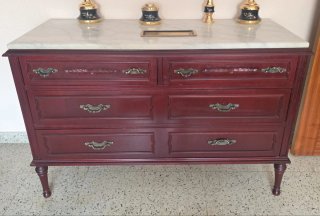 Armario clásico de madera oscura,cama,mesillas,