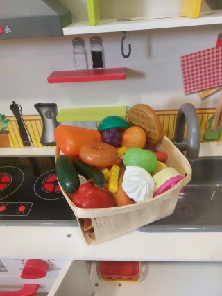 Cocinita de madera de juguete con luz y sonido.