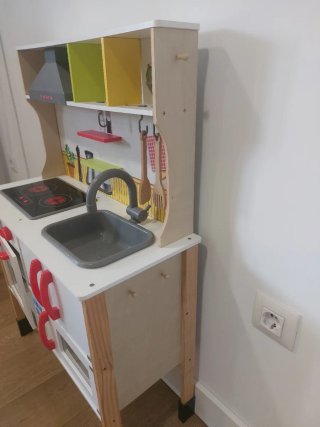 Cocinita de madera de juguete con luz y sonido.