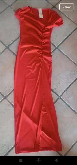 Vestido rojo fruncido con abertura