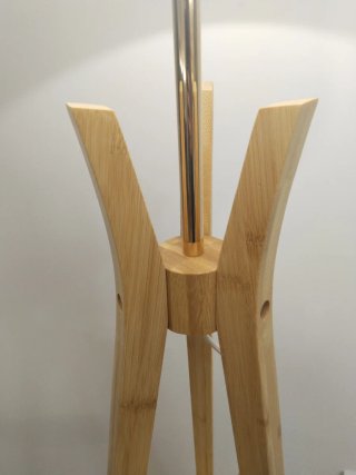 Lámpara de pie de madera y tela