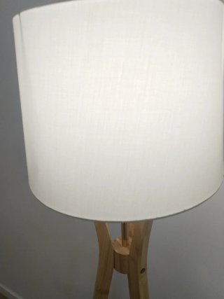 Lámpara de pie de madera y tela