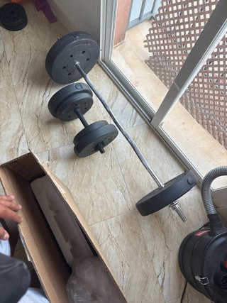 Banco de pesas con barra y discos