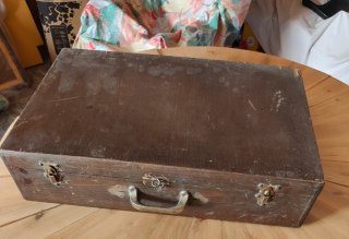 Maleta de madera antigua