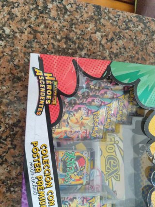 Colección Pokémon Héroes Ascendentes Mega-Lucario