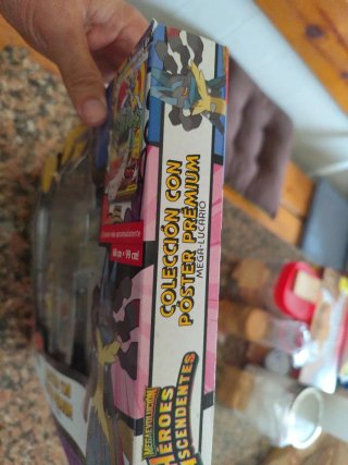 Colección Pokémon Héroes Ascendentes Mega-Lucario