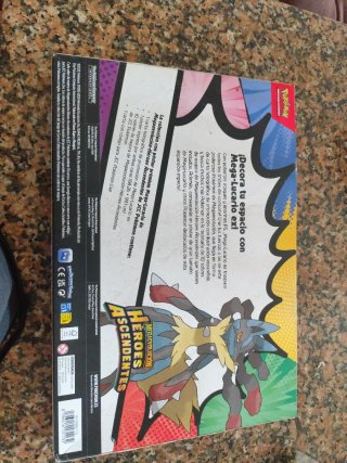 Colección Pokémon Héroes Ascendentes Mega-Lucario