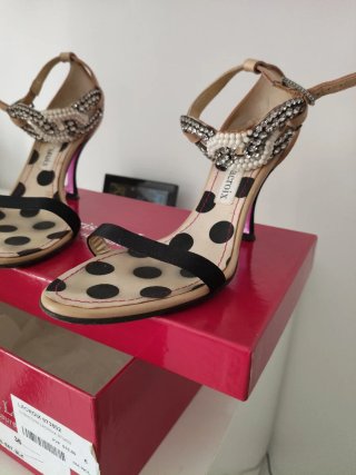 Sandalias negras y plateadas con pedrería