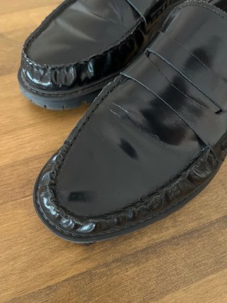 Mocasines negros con efecto arrugado frontal