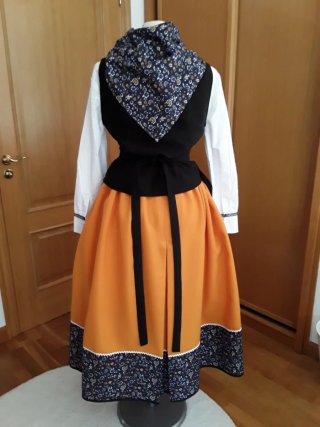 TRAJE NESKA-BASERRITARRA "140 EUROS "