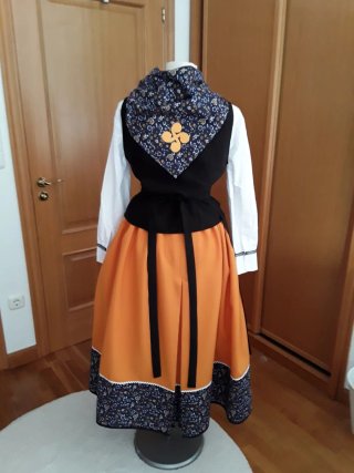 TRAJE NESKA-BASERRITARRA "140 EUROS "