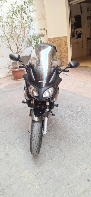 Honda Negra Touring con Baúl