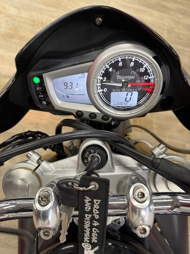 Triumph Street Negra