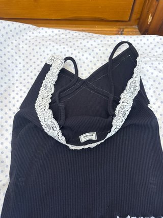 Top tirantes negro con encaje blanco