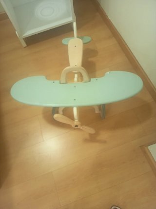 Avión de madera con ruedas (Exposición) Alomdra