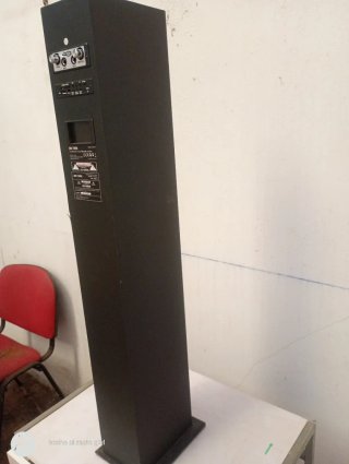 torre de karaoke negra solo le falta la batería.