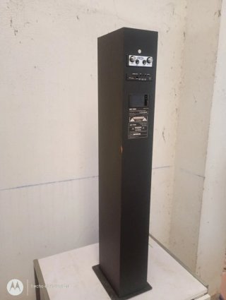 torre de karaoke negra solo le falta la batería.