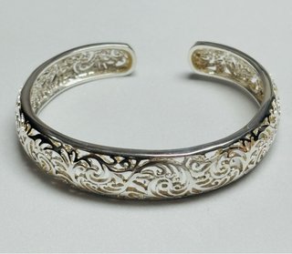 Brazalete semiabierto y calado en plata de ley 925