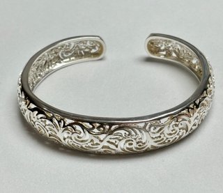 Brazalete semiabierto y calado en plata de ley 925