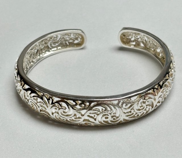 Brazalete semiabierto y calado en plata de ley 925