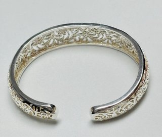 Brazalete semiabierto y calado en plata de ley 925
