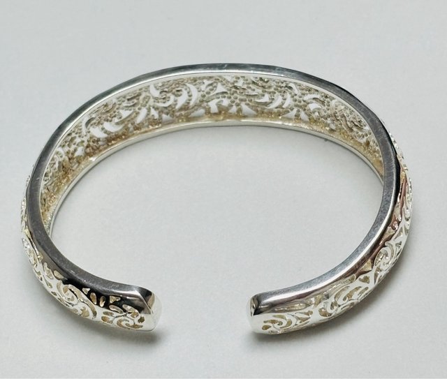 Brazalete semiabierto y calado en plata de ley 925