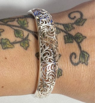 Brazalete semiabierto y calado en plata de ley 925