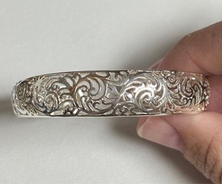 Brazalete semiabierto y calado en plata de ley 925