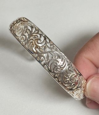 Brazalete semiabierto y calado en plata de ley 925