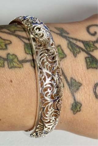 Brazalete semiabierto y calado en plata de ley 925