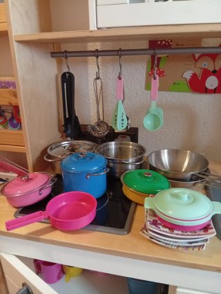 Cocina de juguete con accesorios.Hay más accesorio