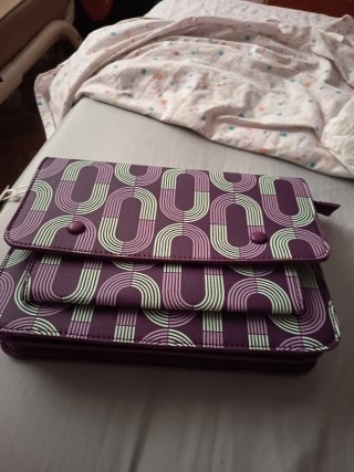 Bolso de mano morado con estampado geométrico