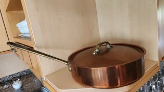 Casos y sartenes de cobre con asas