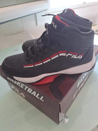 Zapatillas Fila Baloncesto Negras y Rojas