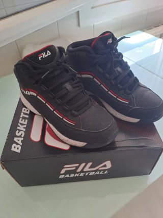 Zapatillas Fila Baloncesto Negras y Rojas