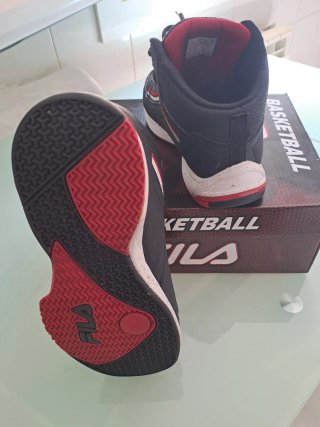 Zapatillas Fila Baloncesto Negras y Rojas