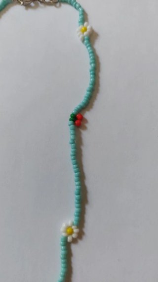 Collar azul con margaritas y cerezas